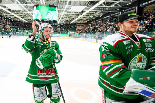 Rögles Chris Desousa och målvakt Christoffer Rifalk jublar