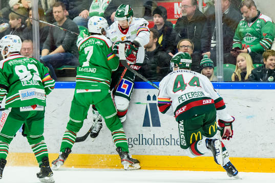 Rögles  Erlend Lesund  tacklar Frölundas Ryan Lasch