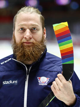 Linköpings Jonas Junland klubba med pride-tejp före
