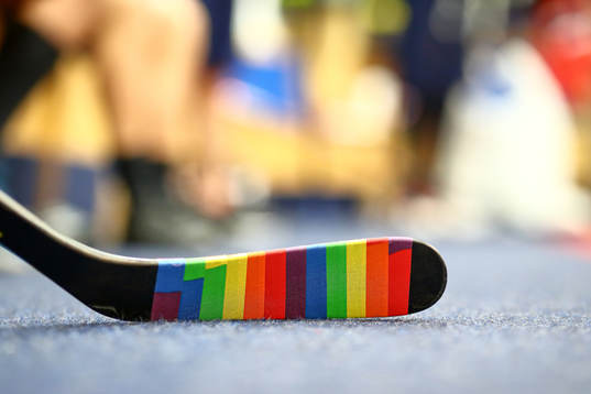 Klubba med pride-tejp före ishockeymatchen i SHL mellan
