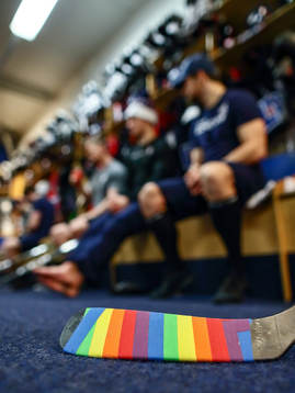 Klubba med pride-tejp före ishockeymatchen i SHL mellan