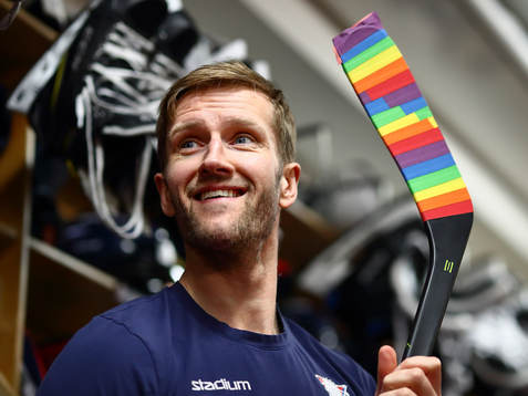 Linköpings Sebastian Karlsson tejpar sin klubba med