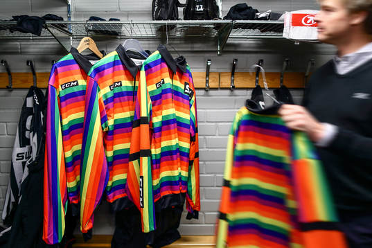 Domare Mikael Anderson tar en pride-tröja med pride-färger