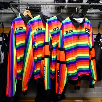 Domarnas tröjor med pride-färger
