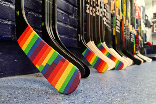 Klubbor med pride-tejp