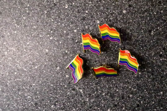 Nålar med pride-flagga