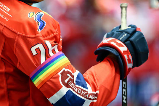 Linköpings Hampus Larsson med pride-band