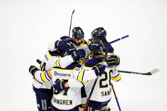 s spelare jublar med Jesper Williamsson