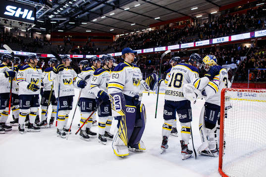 s spelare jublar med målvakt Jonas Gunnarsson