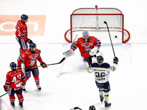 s Linus Fröberg förbi Linköpings målvakt Jacob Johansson