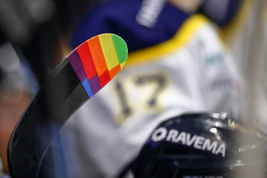 Klubba med pride-tejp
