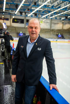 Oskarshamns tränare Per-Erik Johnsson med Pride-pin på