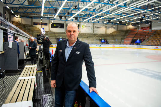 Oskarshamns tränare Per-Erik Johnsson med Pride-pin på