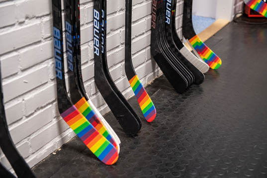 Hockeyklubbor tejpade med pridetejp