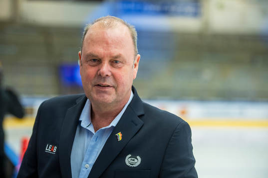 Oskarshamns tränare Per-Erik Johnsson med Pride-pin på