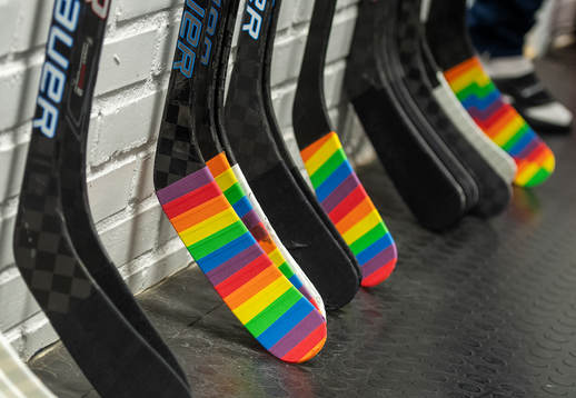Hockeyklubbor tejpade med pridetejp