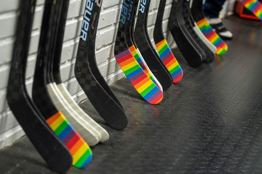 Hockeyklubbor tejpade med pridetejp