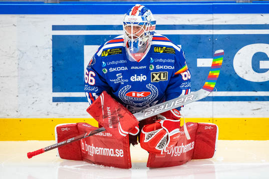 Oskarshamns målvakt Tex Williamsson med pridetejpad klubba
