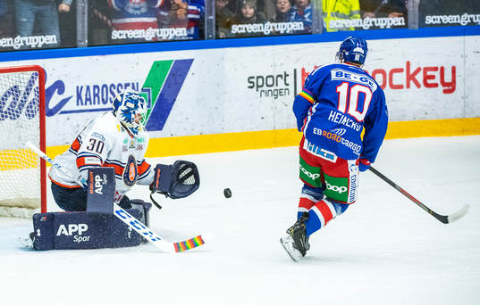 Växjös målvakt Viktor Fasth räddar Oskarshamns Nicklas