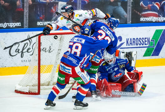 Växjös Marcus Paulsson krockar med Oskarshamns målvakt