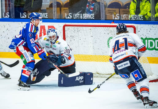 Oskarshamns Nicklas Heinerö och Växjös målvakt Viktor