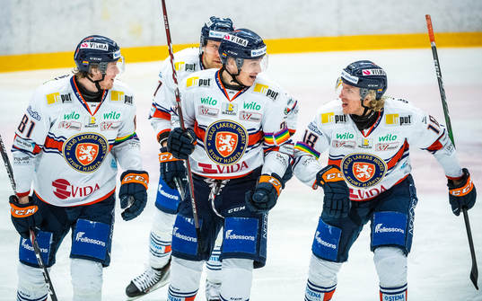 Växjös Pontus Holmberg jublar med lagkamrater