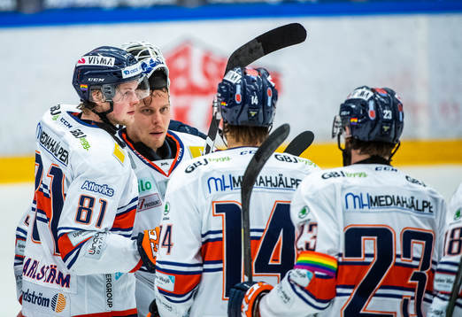 Växjös målvakt Viktor Fasth jublar med lagkamrater