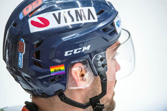 Växjös Tim Erixon med ett prideklistermärke på hjälmen