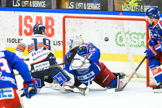 Växjös Casey Bailey gör 3-4 bakom Oskarshamns målvakt