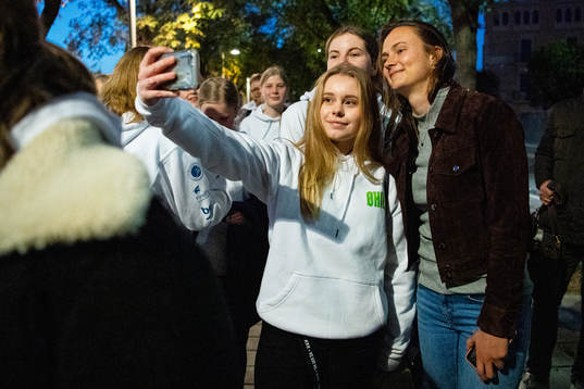 Caroline Graham Hansen of Barcelona meets girls from