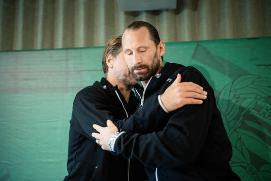 Johan Wiland kramar om sportchef Jesper Jansson