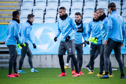 Isaac Kiese Thelin i mitten