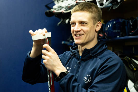 Leksands Martin Karlsson tejpar klubban innan