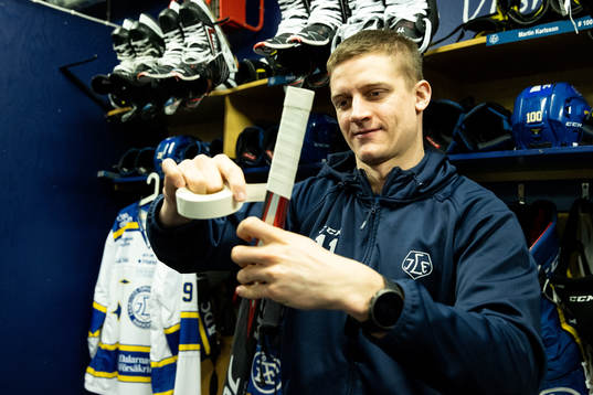Leksands Martin Karlsson tejpar klubban innan