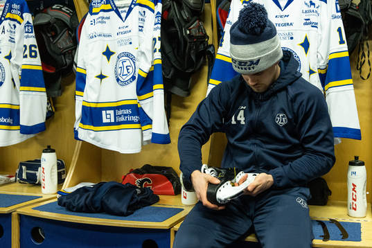 Leksands Oskar Lang förbereder sig innan ishockeymatchen i