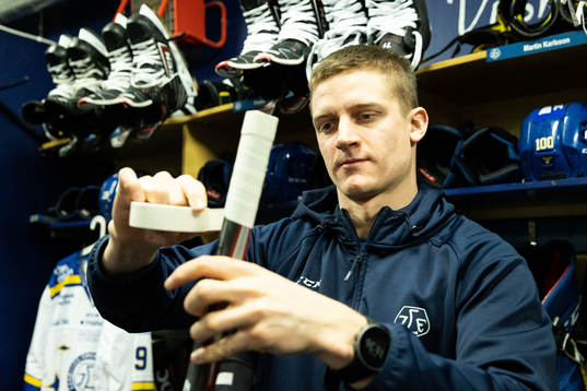 Leksands Martin Karlsson tejpar klubban innan
