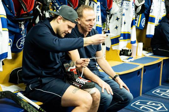 Leksands Jonas Ahnelöv förbereder sig bredvid Leksands