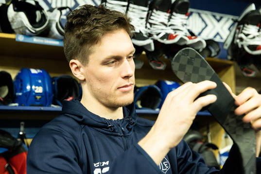 Leksands Mattias Göransson tejpar klubban innan