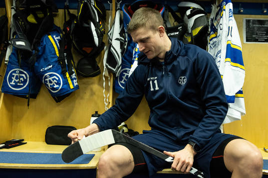 Leksands Martin Karlsson tejpar klubban innan