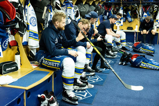 Leksands Mattias Ritola  förbereder sig innan
