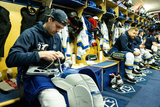 Leksands målvakt Axel Brage förbereder sig innan