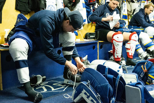 Leksands målvakt Axel Brage förbereder sig innan