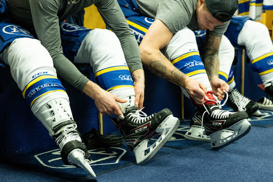 Leksands spelare förbereder sig innan ishockeymatchen i
