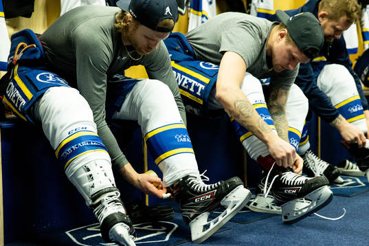 Leksands Philip Samuelsson och Jonas Ahnelöv  förbereder
