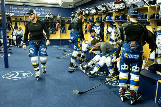 Leksands spelarna förbereder sig innan ishockeymatchen i