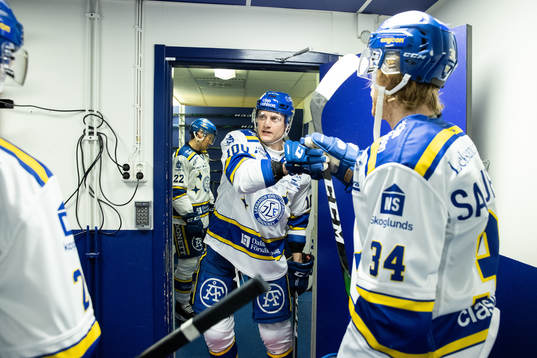 Leksands Martin Karlsson på väg ut till uppvärmning