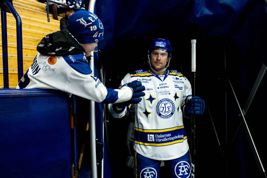 Leksands Jonas Ahnelöv  på väg ut till uppvärmning