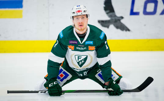 Färjestads Johan Ivarsson sträcker ut tungan