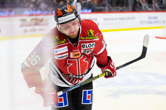 Örebros Robin Kovacs lämnar isen