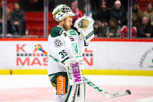 Färjestads målvakt Markus Svensson deppar